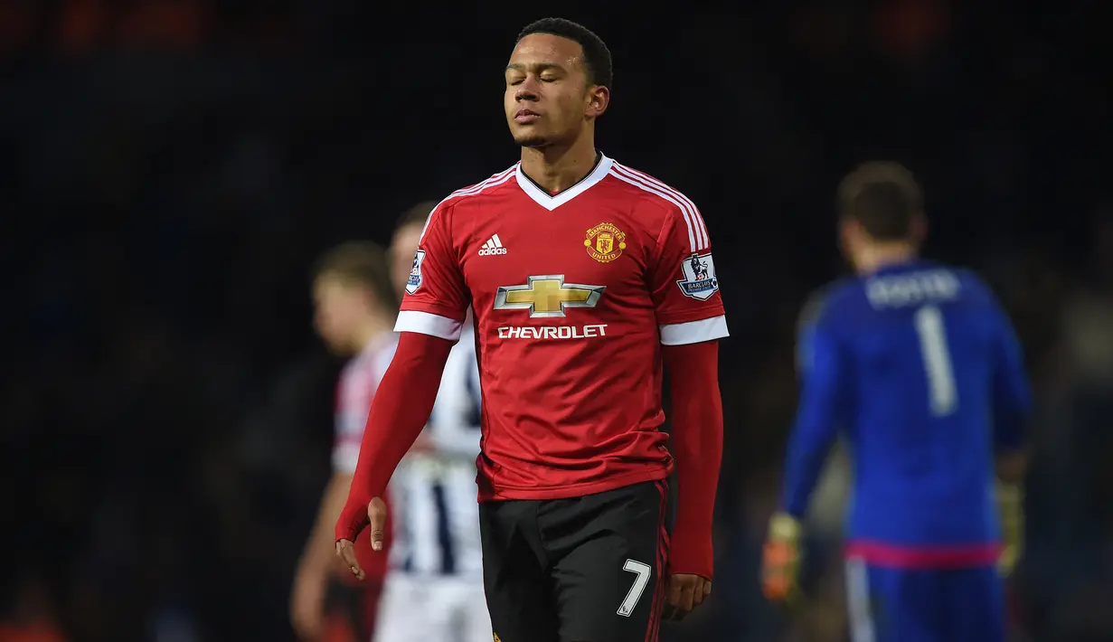 Memphis Depay. Akibat ketidaksabaran Manchester United dalam proses adaptasi Memphis Depay yang didatangkan pada awal musim 2015/2016, ia akhirnya dilepas pada Januari 2017 ke Lyon. Ia menjelma menjadi striker tajam dan Barcelona pun kepincut mendatangkannya awal musim 2021/2022. (AFP/Paul Ellis)