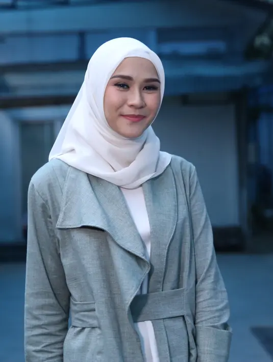 "Jadi, aku sebisa mungkin gak di rumah. Entah main ke rumah mama atau ade aku sampe sore dan malam pulang ke rumah," lanjut pemain film Ayat-Ayat Cinta itu. (Nurwahyunan/Bintang.com)