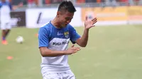 Pemain Persib Bandung, Agung Pribadi saat berlatih bersama timnya di Stadion Gelora Bung Karno, Jakarta. (Bola.com/Nicklas Hanoatubun)