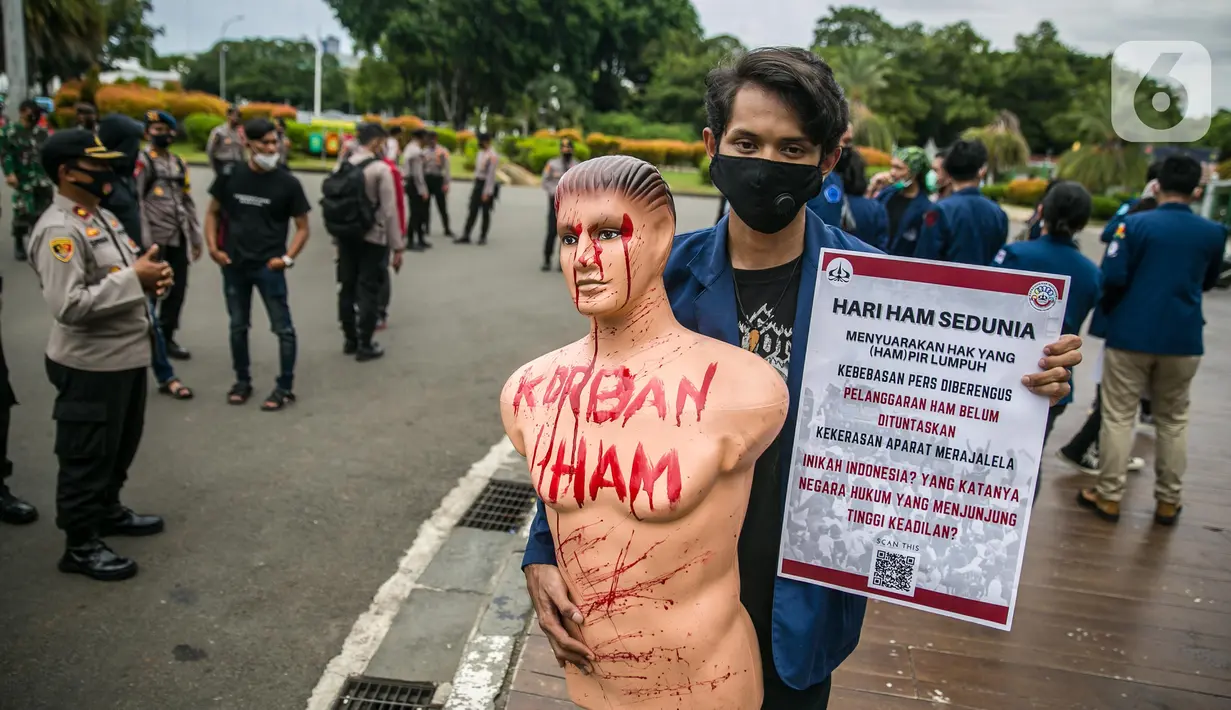 Mahasiswa dari Universitas Trisakti membawa maneken saat aksi memperingati Hari HAM Internasional di depan Taman Aspirasi, Jakarta, Kamis (10/12/2020). Aksi tersebut menuntut agar pemerintah segera menyelesaikan berbagai permasalahan pelanggaran HAM berat di Indonesia. (Liputan6.com/Faizal Fanani)