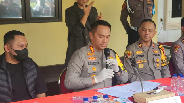 Kapolres Metro Jakarta Barat Kombes Syahduddi telah mengumumkan kalau pihaknya hanya menetapkan S selaku asisten Saipul Jamil dan R sebagai pengedar narkoba.
