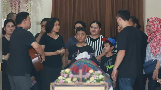 [Fimela] Suasana Rumah Duka Robby Sugara