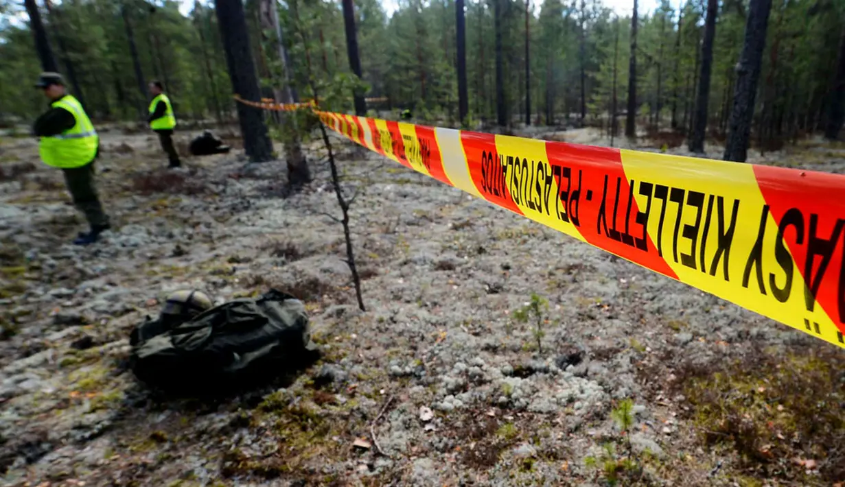 Lokasi jatuhnya pesawat yang membawa 11 penumpang termasuk pilot langsung dijaga ketat pihak keamanan Finlandia, Senin (21/4/2014). (REUTERS/Vesa Moilanen/Lehtikuva)