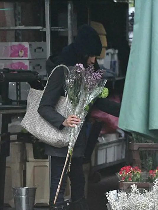 Cincin yang melingkar di jari Meghan tentu saja menarik perhatian publik. Pasalnya inisial huruf H itu merupakan awalan nama kekasihnya, Harry. Hal ini disebut juga sebagai tanda Meghan memberikan informasi pada publik soal hubungannya.(doc.dailymail.com)