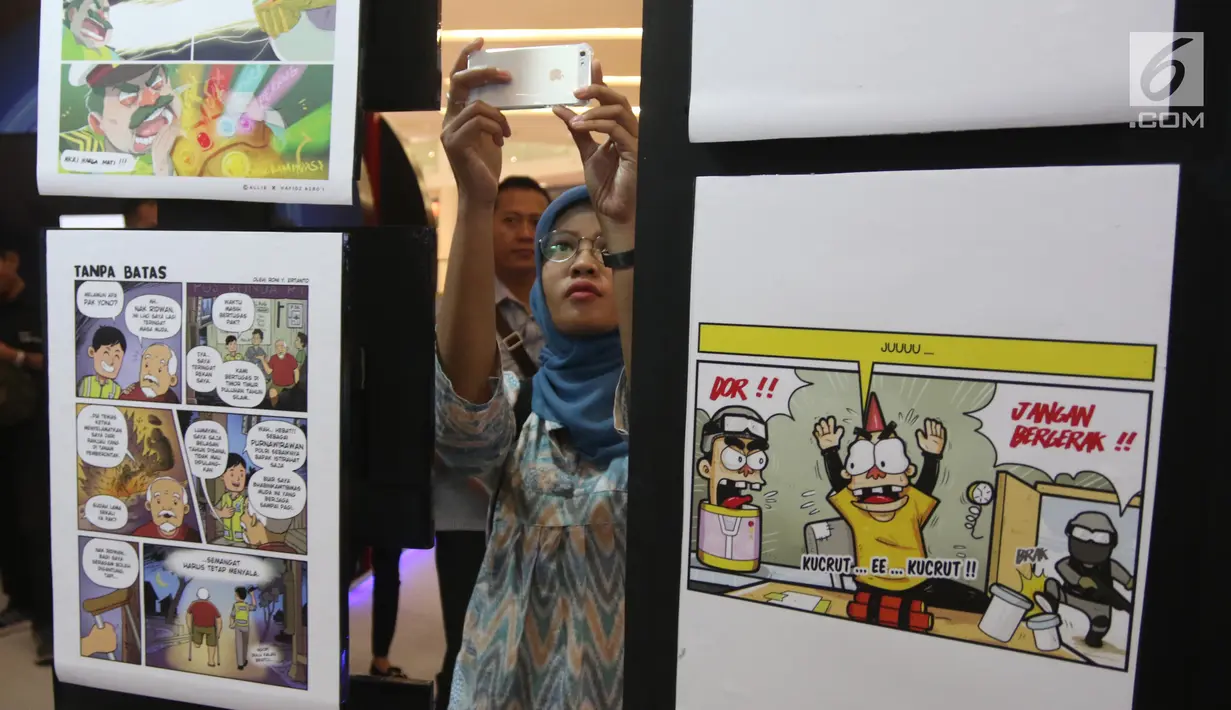 Pengunjung menggunakan ponsel mengambil gambar karya-karya foto pemenang Anugerah Jurnalistik Polri 2018 di Gandaria City, Jakarta, Rabu (18/7). Anugerah Jurnalistik 2018 ini bertema Bersama Polri Wujudkan Pilkada Damai 2018. (Liputan6.com/Arya Manggala)