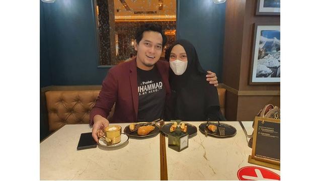 Pernah Jual Toge Goreng Awal Nikah, Ini 6 Potret Bahagia Cholidi Asadil dan Istri