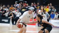 Aksi Bintang NBA, Austin Reaves (kiri), saat melakoni rangkaian Asia Tour 2025 di Financial Fitness Gym by OCBC di Ciputra World Surabaya (CWS), Senin (11/8/2025). (Dok Rigorer)