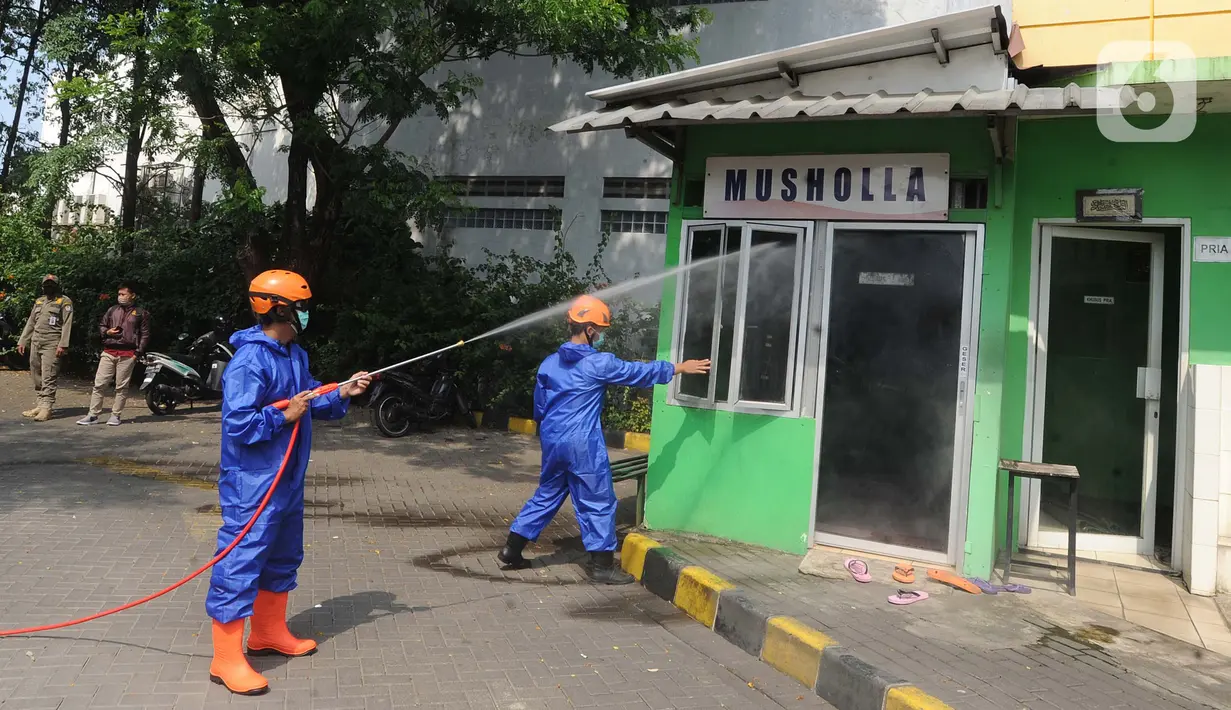 Petugas pemadam kebakaran (Damkar) UPT Cinere menyemprotkan cairan disinfektan di Pasar Segar yang ditutup, Cinere, Depok, Rabu (30/9/2020). Penyemprotan itu untuk mengantisipasi penyebaran COVID-19 di area pasar setelah seorang pengunjung tiba-tiba meninggal dunia. (merdeka.com/Arie Basuki)