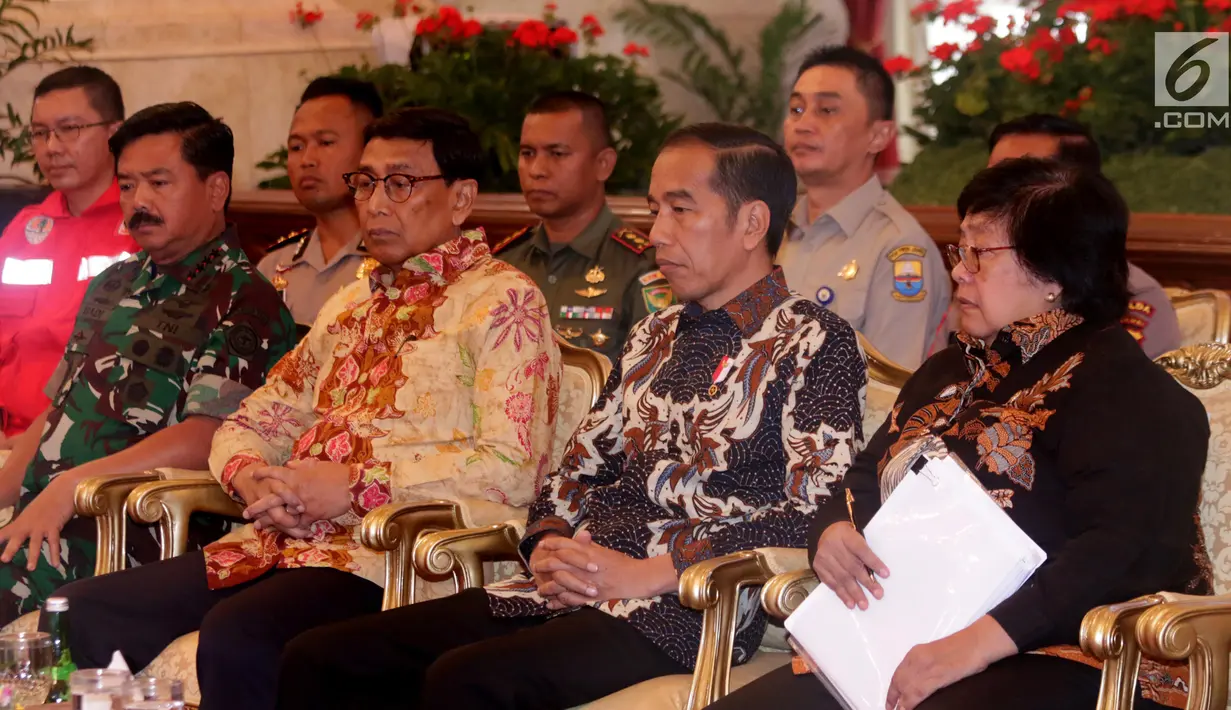 Presiden Joko Widodo (dua kanan) didampingi Menko Polhukam Wiranto (dua kiri), Menhut Siti Nurbaya (kanan), dan Panglima TNI Marsekal Hadi Tjahjanto saat Rapat Koordinasi Nasional Pengendalian Kebakaran Hutan dan Lahan di Istana Negara, Jakarta, Selasa (6/8/2019). (Liputan6.com/Angga Yuniar)