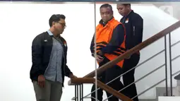 Usai menjalani pemeriksaan intensif, Bupati Tulungagung, Gatut Sunu Wibowo beserta ajudannya, Dwi Yoga Ambal, langsung dibawa petugas KPK menuju mobil tahanan. Tampak dalam foto, Bupati Tulungagung, Gatut Sunu Wibowo (tengah) dibawa petugas menuju mobil tahahan usai menjalani pemeriksaan intensif di Gedung Merah Putih Komisi Pemberantasan Korupsi (KPK), Jakarta, Minggu (12/4/2026) dini hari WIB. (Liputan6.com/Helmi Fitrhiansyah)