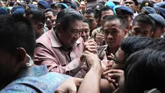 Ratusan Mahasiswa langsung menyerbu SBY untuk bisa berjabat tangan, Tangsel, Rabu (10/12/2014). (Liputan.com/Herman Zakharia)