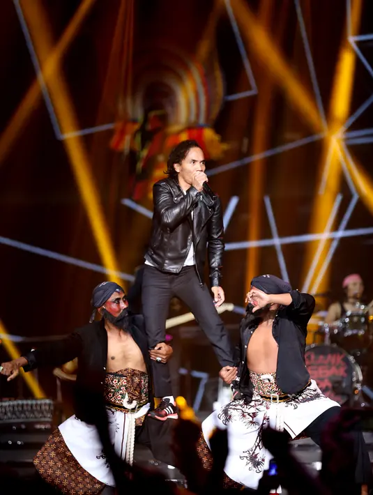 Lagu 'Orkes Sakit Hati' menjadi lagu selanjutnya Kaka, Bimbim, Ivan dan Ridho. Di lagu ini, Kaka dkk berkolaborasi dengan Reog di atas panggung. (Andy Masela/Bintang.com)