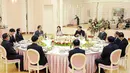 Pemimpin Korut Kim Jong-un menggelar makan bersama dengan delagasi dari Korsel saat menerima kunjungannya di Pyongyang (5/3). Kim dilaporkan menyambut dengan hangat pejabat Korsel yang menyerahkan surat dari Presiden Korsel Moon Jae-in. (AFP/Handout)