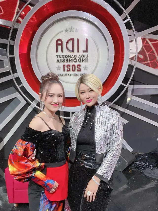 6 Gaya Penampilan Happy Asmara saat di Atas Panggung, Curi Perhatian