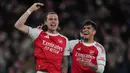 Kemenangan ini membuat Arsenal kokoh di puncak klasemen sementara Premier League musim 2025/2026. Tambahan tiga angka tersebut sekaligus menjadi kemenangan keempat berturut-turut Arsenal di liga musim ini. Tampak dalam foto, pemain Arsenal, Riccardo Calafiori (kiri) dan Piero Hincapie merayakan kemenangan setelah pertandingan lanjutan Premier League musim 2025/2026 melawan Everton di Emirates Stadium, Inggris, Sabtu 14 Maret 2026 waktu setempat atau Minggu (15/3/2026) dini hari WIB. (AP Photo/Kin Cheung)