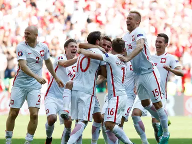 Polandia melaju ke perempat final Piala Eropa 2016 setelah mengalahkan Swiss lewat adu penalti 5-4 setelah sebelumnya imbang 1-1 di waktu normal dan perpanjangan waktu. (Reuters/Kai Pfaffenbach)