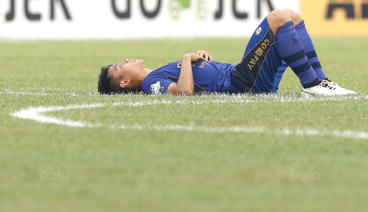 Pemain Persib, Dedi Kusnidar, tergeletak lesu usai gagal meraih kemenangan atas Bali United pada laga Liga 1 Indonesia di Stadion Si Jalak Harupat, Bandung, Kamis (21/9/2017). Persib bermain imbang 0-0 dengan Bali United. (Bola.com/M Iqbal Ichsan)