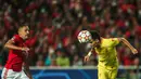 Gelandang Liverpool, Luis Diaz (kanan) menyundul bola di samping bek Benfica, Gilberto Junior pada pertandingan leg pertama perempat final Liga Champions di stadion Luz di Lisbon (6/4/2022). Liverpool menang atas Benfica 3-1. (AFP/Carlos Costa)