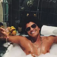 Duh, Bruno Mars kelihatan senang banget ya ketika menikmati waktu santainya! (instagram/brunomars)