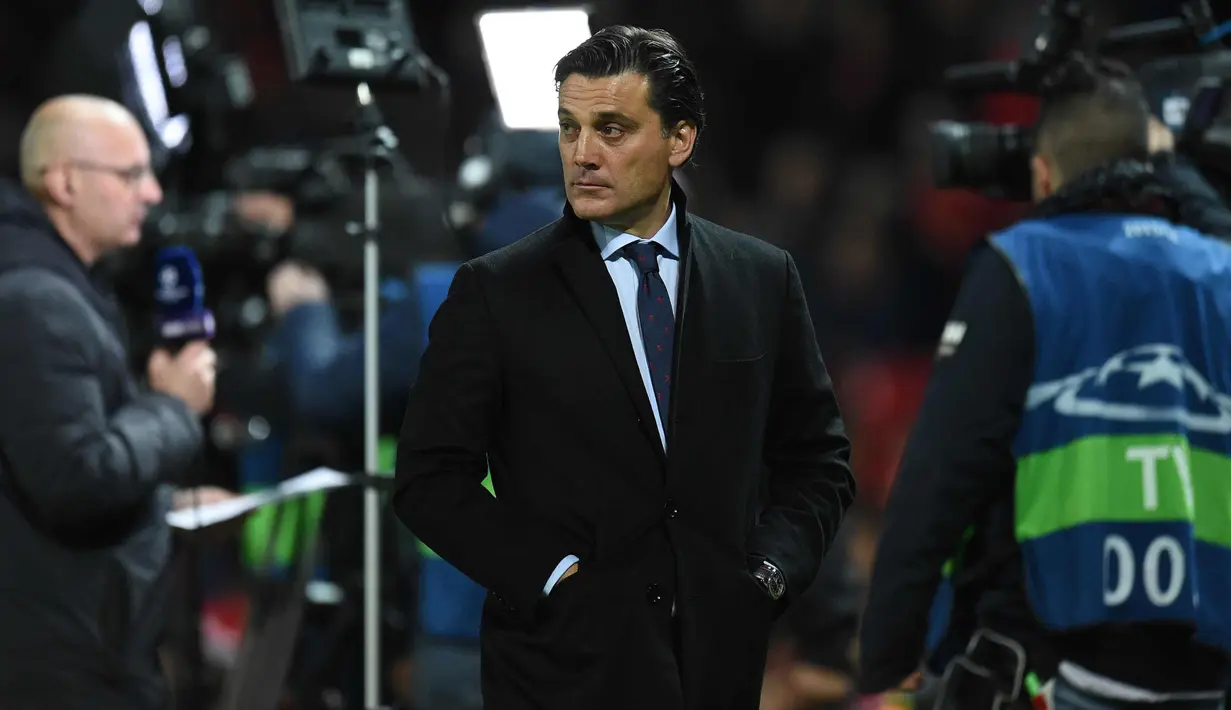 Pelatih Sevilla Vicenzo Montella bersiap menyaksikan pertandingan melawan Manchester United pada leg kedua babak 16 besar Liga Champions di Old Trafford, Inggris, (13/3). Sevilla menang 2-1 dan lolos ke perempatfinal. (AFP Photo/Oli Scarff)