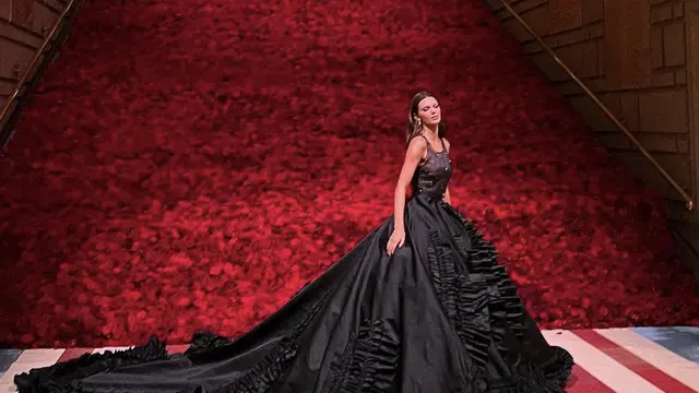 Penampilan Kendall Jenner Kenakan Pakaian Transparan