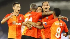Para pemain FC Shakhtar Donetsk merayakan gol yang dicetak oleh Taison ke gawang FC Basel pada perempat final di Veltins Arena, Selasa (11/8/2020). Shakhtar Donetsk menang dengan skor 4-1. (Wolgang Rattay/Pool Photo via AP)