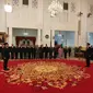 Presiden Jokowi melantik Laksamana Madya (Laksdya) TNI Aan Kurnia menjadi Kepala Badan Keamanan Laut (Bakamla) di Istana Negara, Jakarta, Rabu (12/2/2020). (Merdeka.com/Muhammad Genantan Saputra)