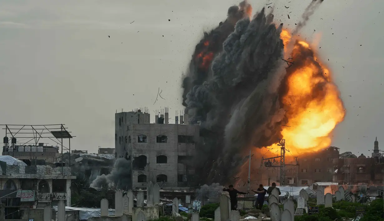 Gedung tersebut hancur total. Namun hingga kini belum ada laporan mengenai korban jiwa atau luka-luka. Tampak dalam foto, asap dan kobaran api membubung dari serangan militer Israel terhadap sebuah bangunan di lingkungan Zeitoun, Kota Gaza, Jumat 6 Februari 2026. (AP Photo/Jehad Alshrafi)