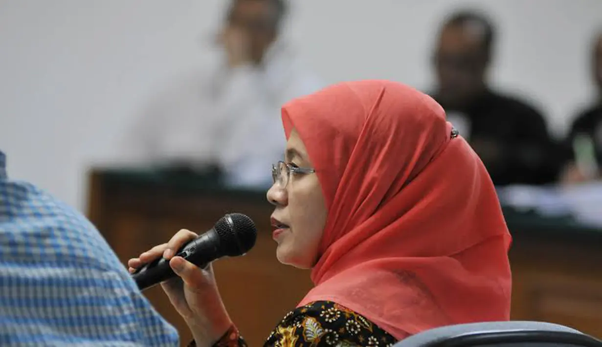 Chairunnisa dicecar Akil terkait istilah kode barang yang disebutnya sebagai uang merupakan barang dalam arti yang sebenarnya, yaitu barang yang ada dalam bagasi (Liputan6.com/Johan Tallo)