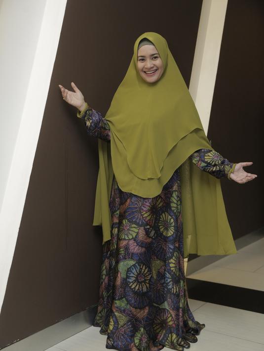 Ikke Nurjanah terlihat ceria. Senyumnya terpancarkan pada foto ini. Dengan gaya foto seolah-olah ingin memeluk, membuat Ikke Nurjanah terlihat begitu cantik memesona. Dari foto ini bisa terlihat, Ikke tersenyum bahagia (KapanLagi.com/Muhammad Akrom Sukarya)