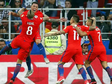 Para pemain Cile merayakan gol yang dicetak Martin Rodriguez pada laga Grup B Piala Konfederasi 2017 di Arena Otkrytiye, Moskow, Minggu (25/6/2017). Cile bermain imbang 1-1 dengan Australia. (EPA/Sergei Ilnitsky)