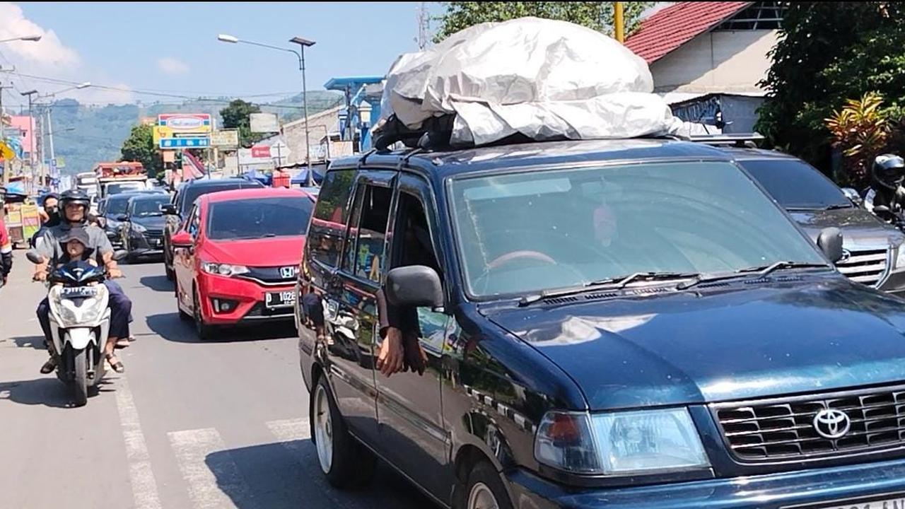 Arus balik lebaran 2023 dari Tasikmalaya menuju Bandung dan sekitarnya via jalur nasional III Limbangan-Malangbong, Garut, Jawa Barat, padat merayap dari kedua belah arah. (Liputan6.com/Jayadi Supriadin)