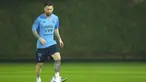 Lionel Messi memainkan bola selama sesi latihan di Stadion Universitas Qatar, Doha, Qatar, Senin (5/12/2022). Argentina melakukan latihan menjelang pertandingan melawan Belanda di babak perempat final Piala Dunia 2022. (AP Photo/Jorge Saenz)