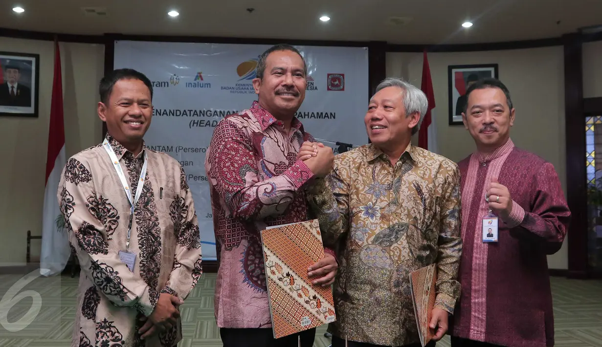 Dirut Semen Indonesia Suparni (kedua kanan), Dirut Semen Kupang Abdul Majid Nampira (kedua kiri) usai penandatanganan nota kesepahaman, Jakarta, Kamis (15/10/2015).  Semen Indonesia dan Kupang kerjasama pembangunan pabrik baru. (Liputan6.com/Angga Yuniar)
