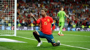 Bek Spanyol Sergio Ramos melakukan selebrasi usai mencetak gol ke gawang Swedia dalam laga kualifikasi Grup F Piala Eropa 2020 di Stadion Santiago Bernabeu, Madrid, Senin (10/6/2019). Spanyol membantai Swedia 3-0. (AP Photo/Manu Fernandez)