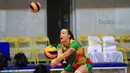 Alaina Bergsma, terlihat bersemangat saat berlatih  bersama tim putri Gresik Petrokimia di Gor Ken Arok, Malang, Sabtu (20/2/2016). (Bola.com / Nicklas Hanoatubun)