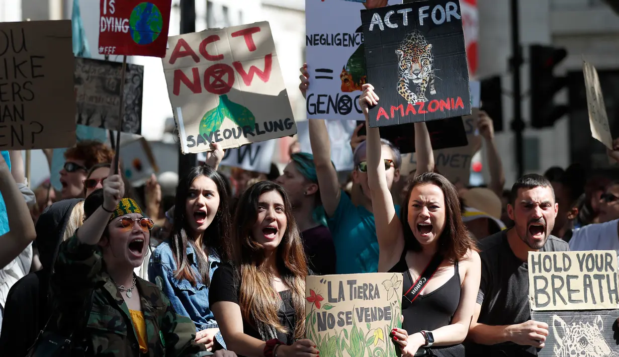 Aktivis Extinction Rebellion menggelar protes terkait kebakaran hutan Amazon di luar Kedutaan Besar Brasil di London, Inggris, Jumat (23/8/2019). (AP Photo/Frank Augstein)