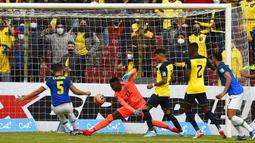 Pemain Brasil Casemiro (kiri) mencetak gol ke gawang Ekuador pada pertandingan sepak bola Kualifikasi Piala Dunia 2022 di Stadion Casa Blanca, Quito, Ekuador, 27 Januari 2022. Pertandingan berakhir imbang 1-1. (Rodrigo Buendia/Pool via AP)