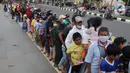 Warga mengantre untuk mendapatkan takjil di depan Kantor Pemerintah Daerah Kabupaten Bogor, Cibinong, Minggu (17/4/2022). Setiap hari selama bulan Ramadhan Pemkab Bogor menyediakan sekitar 400 hingga 500 paket takjil yang berasal dari dinas- dinas di lingkungan Pemkab Bogor (merdeka.com/Arie Basuki