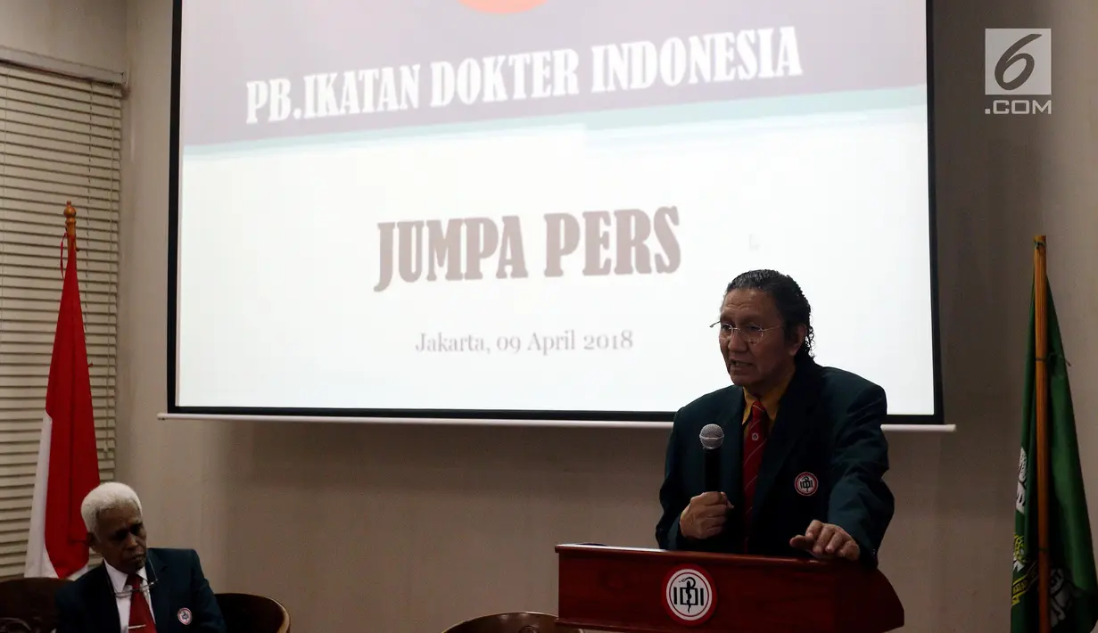 Ketua PB Ikatan Dokter Indonesia (IDI) Ilham Oetama Marsis meyampaikan keterangan pers di kantor IDI, Jakarta, Senin (9/4). Dalam kesempatan itu IDI menjelaskan tentang pemberitaan mengenai dokter Terawan. (Liputan6.com/JohanTallo)