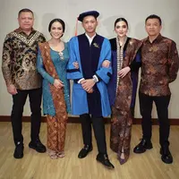 Azriel Hermansyah Wisuda Dihadiri Orangtua Kandung dan Sambung. [@ashanty_ash]