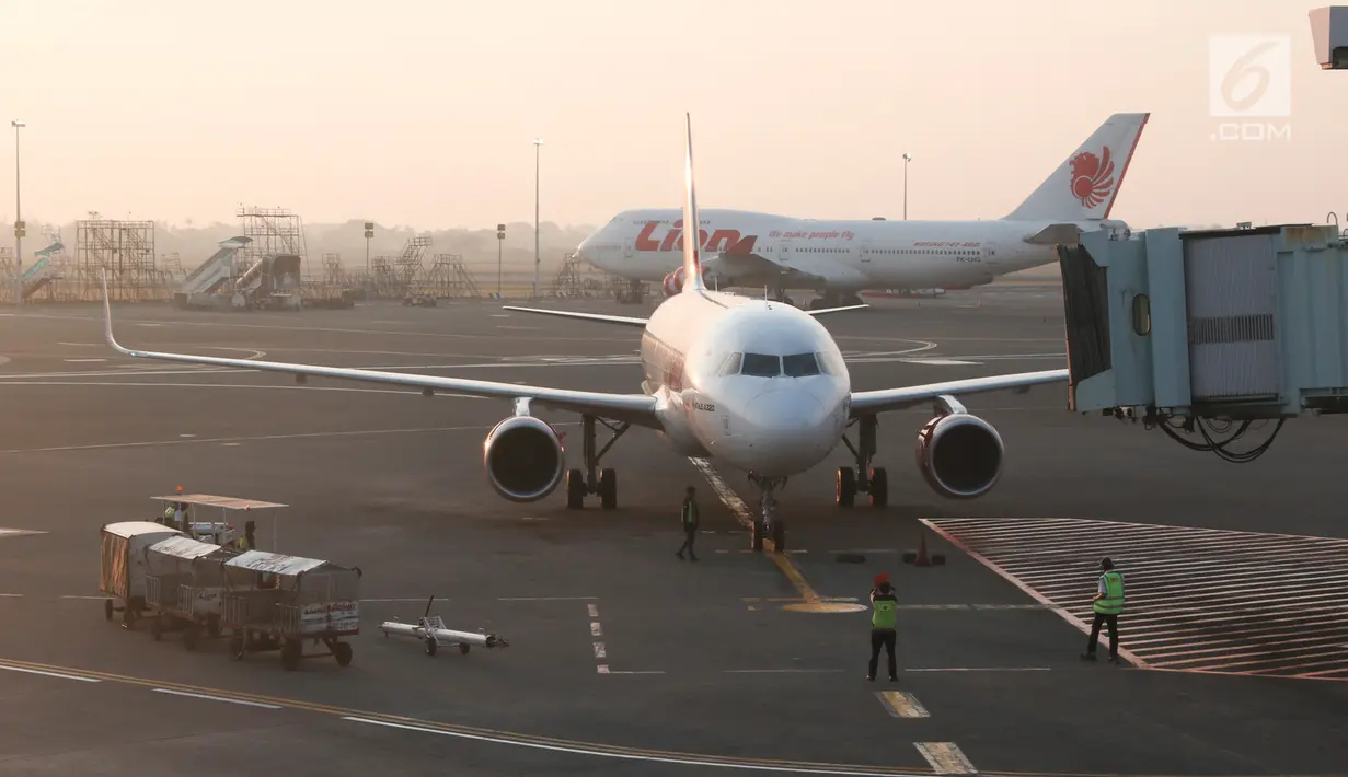 Aktivitas di Bandara Internasional Soekarno Hatta, Tangerang, Selasa (25/9). Bandara Soetta dinobatkan sebagai bandara dengan koneksi rasio penerbangan terjadwal paling banyak atau paling terkoneksi ke-2 di Asia Pasifik. (Liputan6.com/Immanuel Antonius)