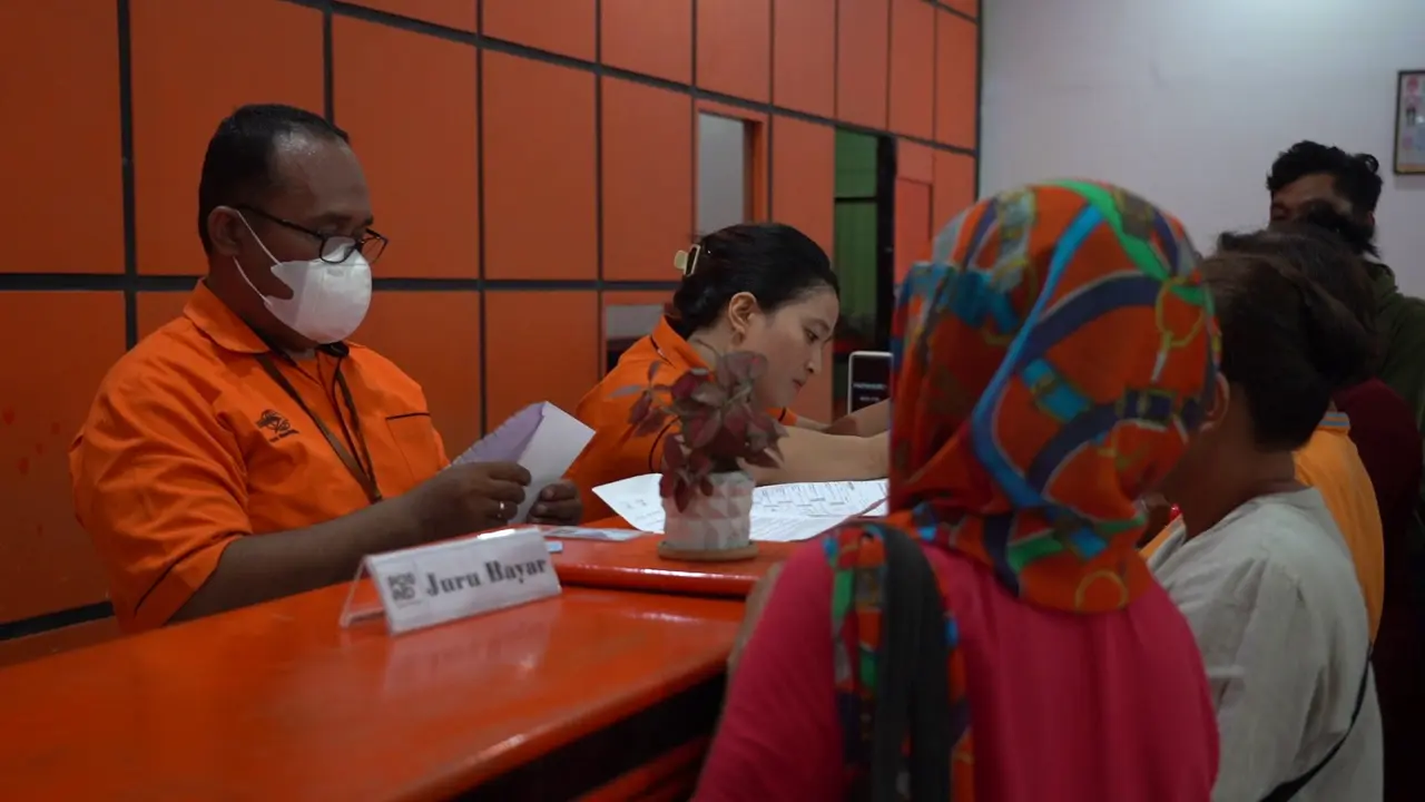 PT Pos Indonesia (Persero) menyalurkan bantuan sosial (bansos) Program Keluarga Harapan (PKH) dan sembako triwulan IV tahun 2023, di sejumlah daerah di Indonesia. Salah satunya, Kota Manado, Sulawesi Utara.