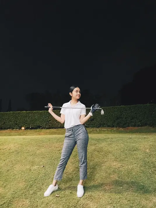 Tak hanya pagi atau sore, Michelle Ziudith juga bermain golf saat malam hari. Michelle sangat menyukai golf dan anggap olahraga itu sebagai aktivitas pelepas penat. Foto Michelle Ziudith saat golf ini banjir like dan komentar dari netizen Tanah Air. (Liputan6.com/IG/@michelleziu)