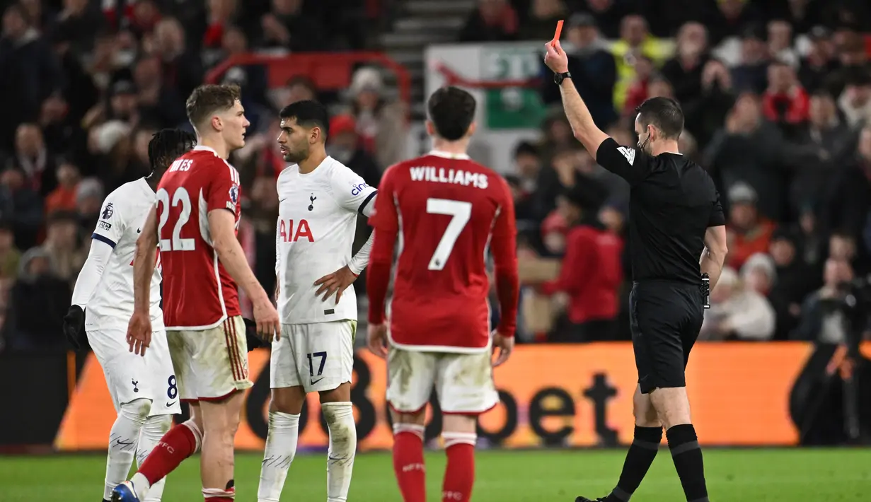 Sayangnya, hasil positif The Lilywhites ternoda kartu merah yang diterima Yves Bissouma pada menit ke-70 karena melakukan pelanggaran keras kepada Ryan Yates. (Oli SCARFF / AFP)