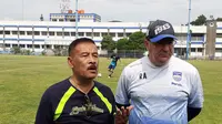 Komisaris PT Persib Bandung Bermartabat (PBB), Umuh Muchtar datang ke sesi latihan perdana Persib jelang bergulirnya BRI Liga 1 2022/2023. (Bola.com/Erwin Snaz)