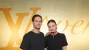 Miranda Kerr hadir bersama suami, Evan Spiegel dengan mini dress yang simple