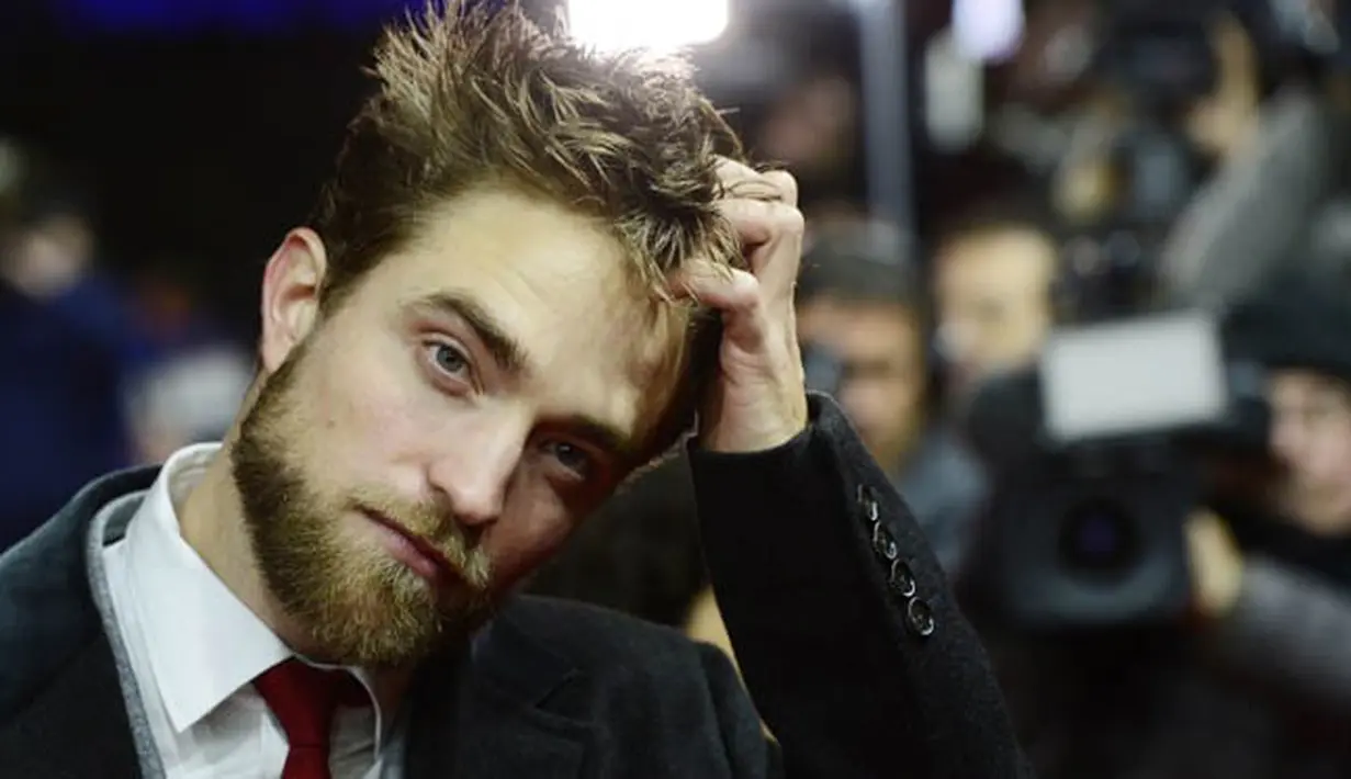 Wajah ganteng Robert Pattinson tampak tertutup oleh jenggot yang tebal saat menghadiri pemutaran film "Life" di Berlin, Jerman, 9 Februari 2015. (AFP PHOTO/John MACDOUGALL)