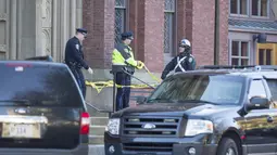 Garis polisi dipasang di Universitas Harvard menyusul ancaman bom di gedung yang berlokasi di Cambridge, AS, Senin (16/11). Petugas mensterilkan empat gedung di universitas terkemuka di negara adidaya tersebut. (Scott Eisen/Getty Images/AFP)