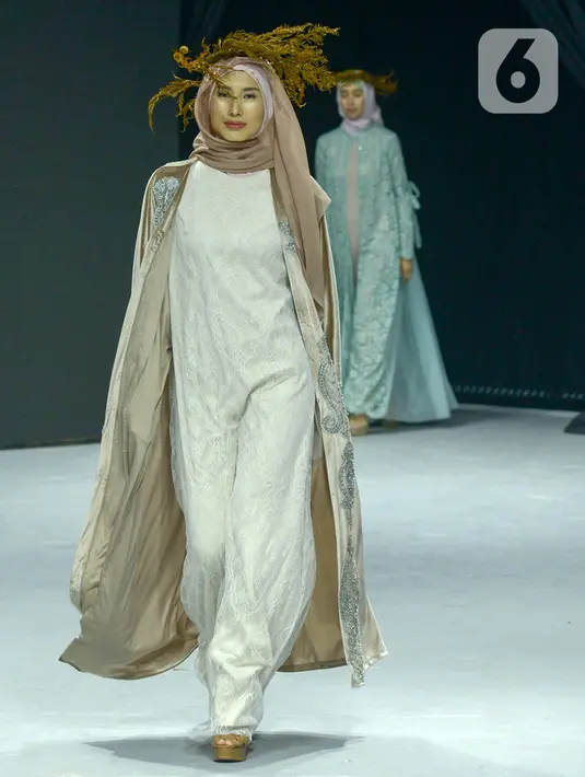 Model memeragakan busana dalam Muslim Fashion Festival (Muffest) 2020 di Jakarta Convention Center (JCC), Jakarta, Kamis (20/2/2020). Acara yang menghadirkan para pelaku industri busana muslim tersebut berlangsung hingga 23 Febuari 2020. (merdeka.com/Imam Buhori)